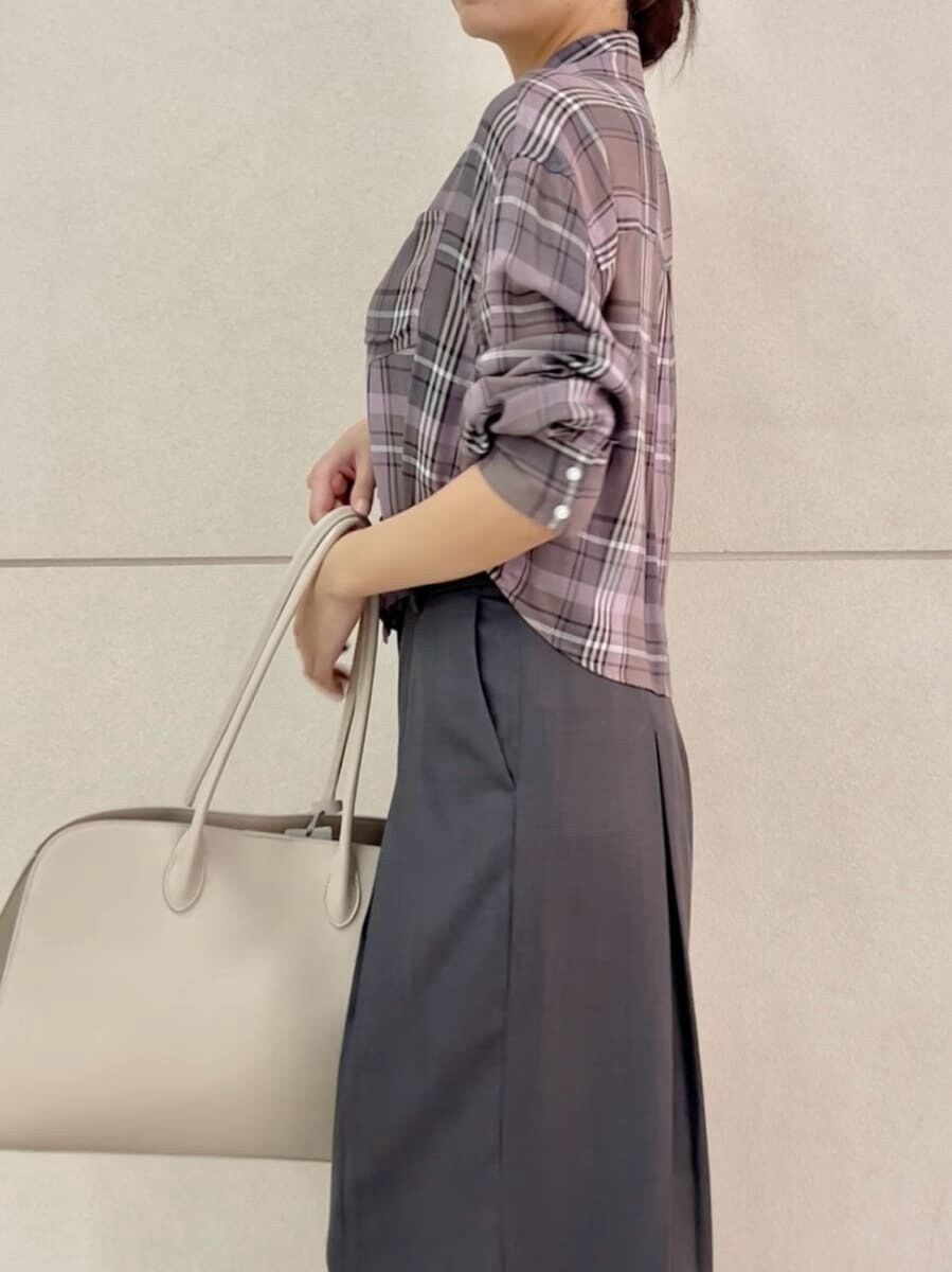ホワイト系のトートバッグ、グレー系のその他パンツ、パープル系のシャツ/ブラウスを着用したレディースの夏コーディネートの6枚目の写真