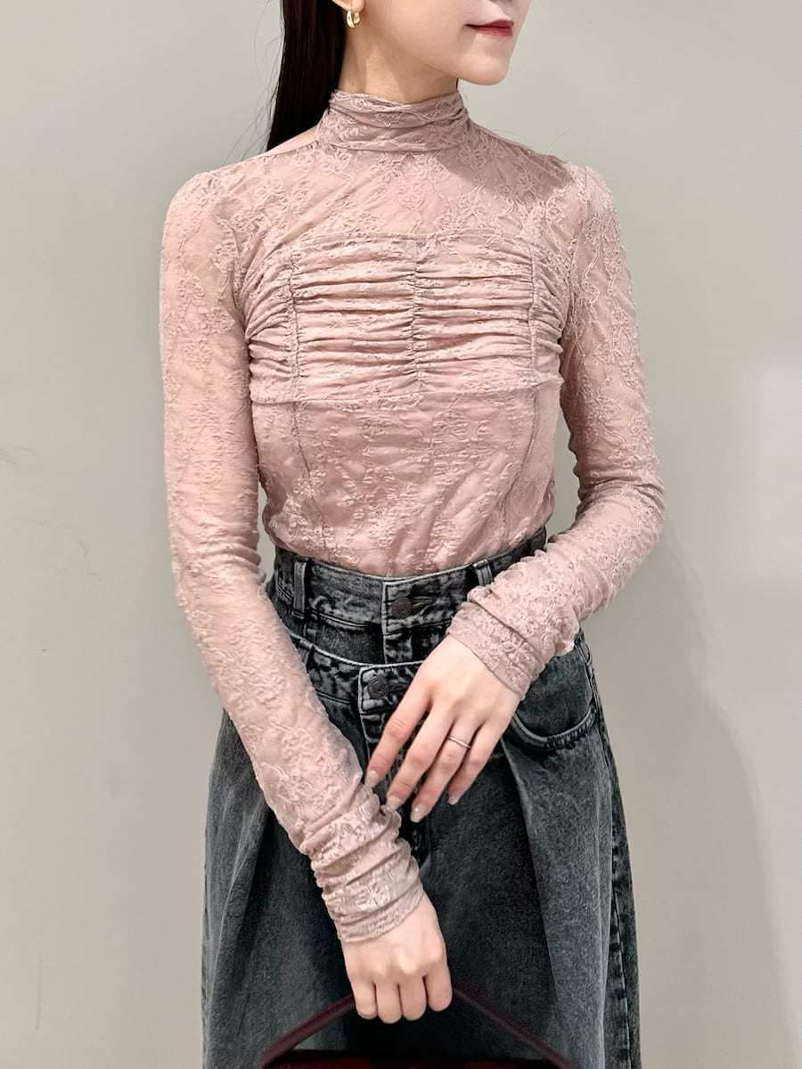 ピンク系のTシャツ/カットソー、グレー系のデニムパンツ、ブラウン系のハンドバッグを着用したレディースの夏コーディネートの4枚目の写真