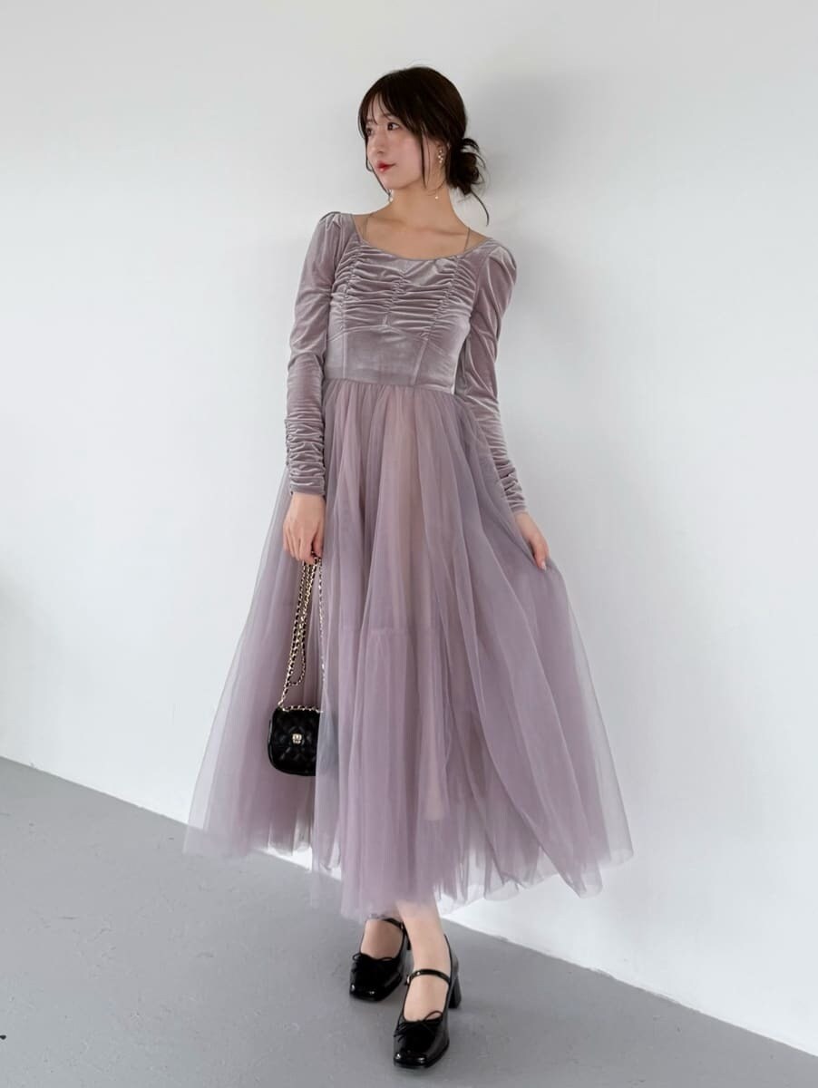 ブラック系のショルダーバッグ、ブラック系のパンプス、その他のイヤリングを着用したレディースの夏コーディネートの2枚目の写真