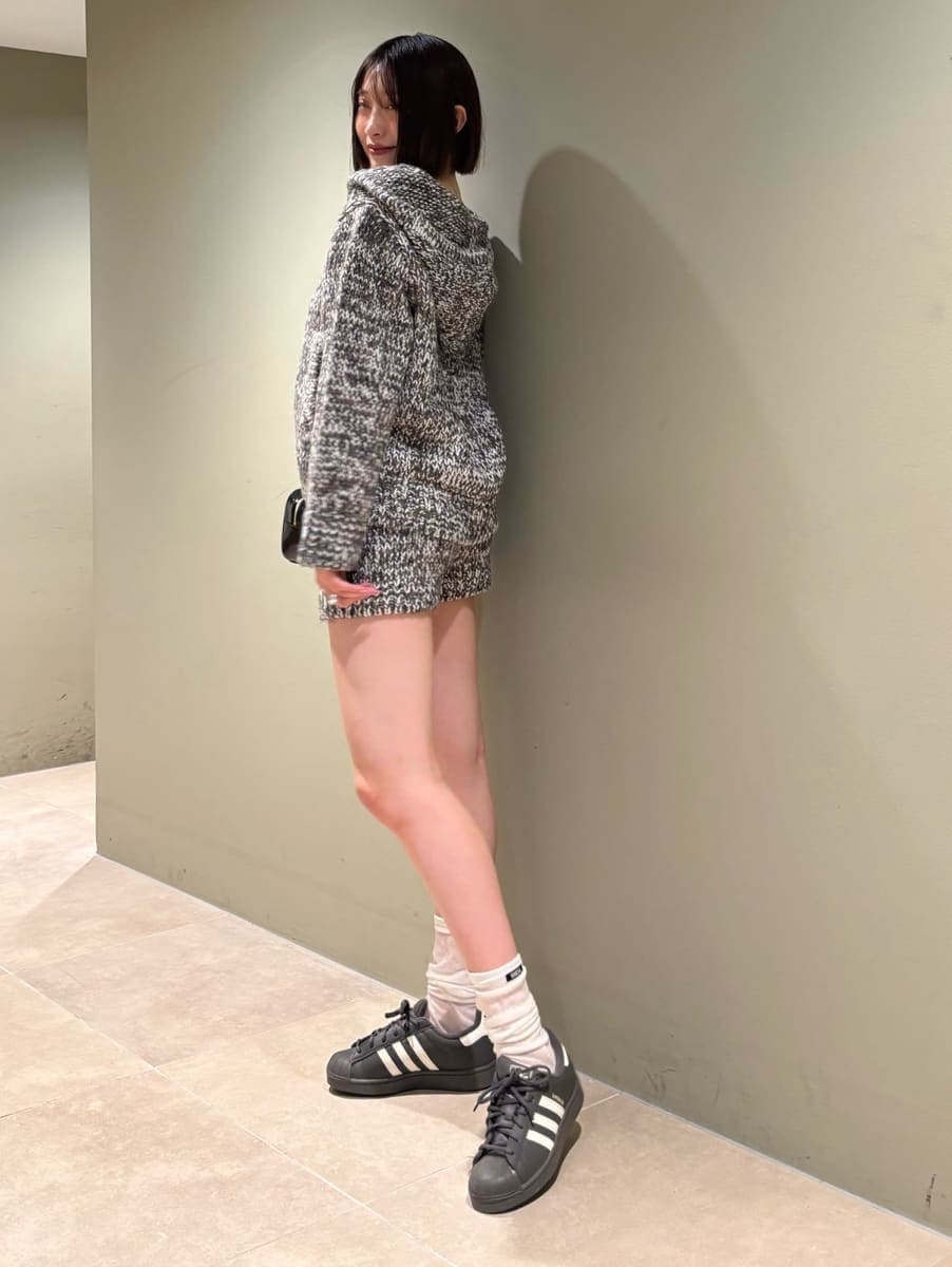 グレー系のニット/セーター、グレー系のその他パンツを着用したレディースの秋コーディネートの3枚目の写真