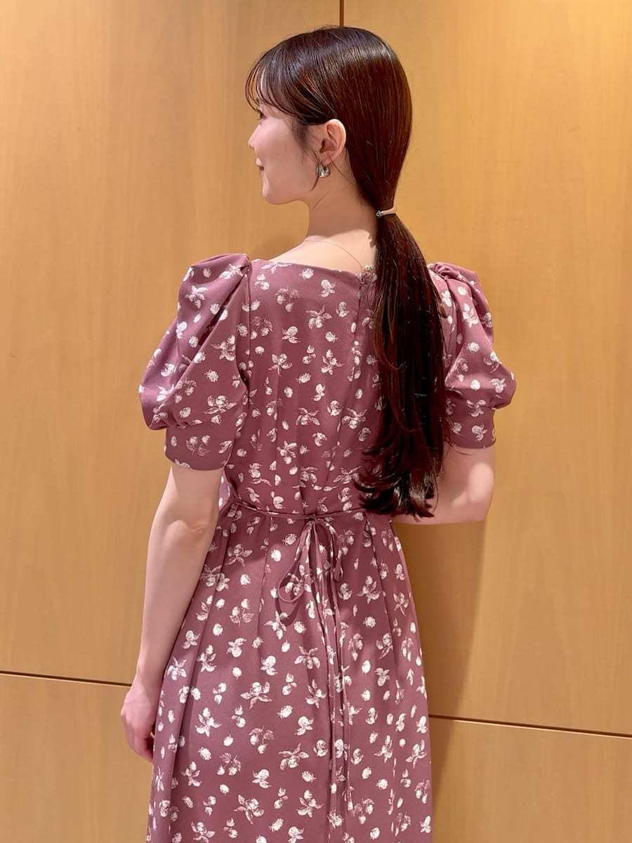 ピンク系のワンピース、ホワイト系のかごバッグ、その他のサンダルを着用したレディースの春コーディネートの5枚目の写真