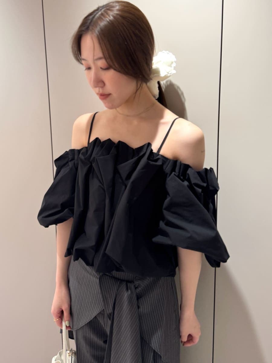 グレー系のその他パンツ、ブラック系のシャツ/ブラウス、ホワイト系のハンドバッグを着用したレディースの春コーディネートの5枚目の写真