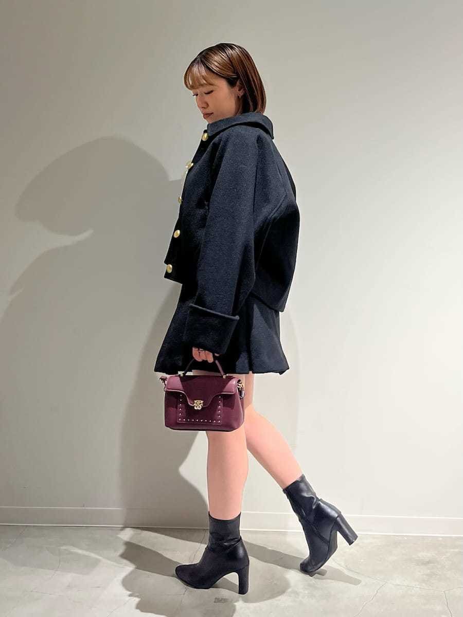 ブラック系のブルゾン、ホワイト系のシャツ/ブラウス、ブラック系のスカートを着用したレディースの秋コーディネートの3枚目の写真