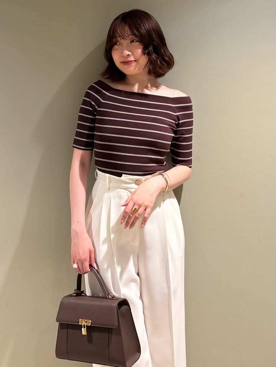 ブラウン系のハンドバッグ、ホワイト系のその他パンツ、ブラウン系のニット/セーターを着用したレディースの夏コーディネートの4枚目の写真