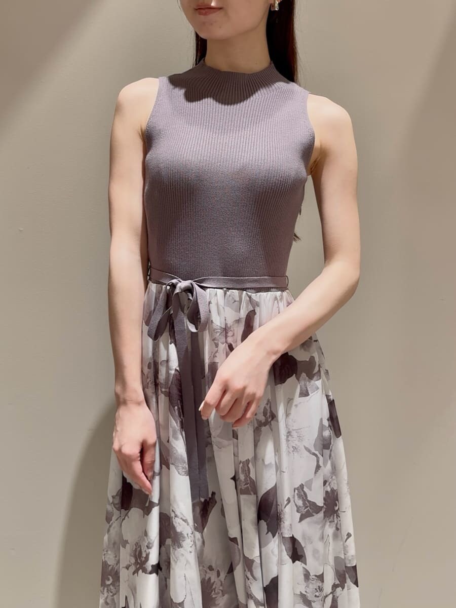 ブルー系のテーラードジャケット、グレー系のワンピース、ブラック系のブーツを着用したレディースの秋コーディネートの5枚目の写真