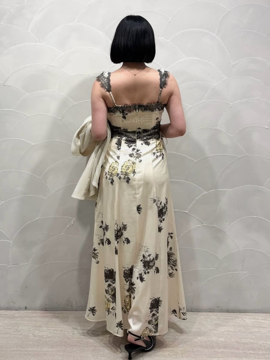 ホワイト系のテーラードジャケット、イエロー系のワンピース、ブラック系のパンプスを着用したレディースの春コーディネートの3枚目の写真