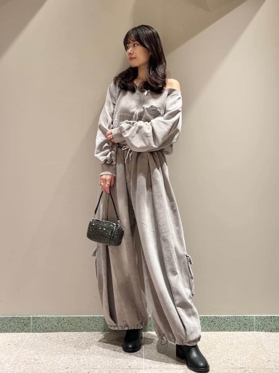 グレー系のスウェットパンツ、グレー系のスウェットを着用したレディースの秋コーディネートの4枚目の写真