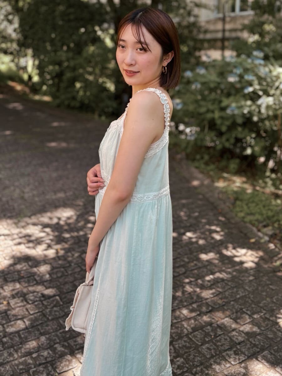 グリーン系のワンピース、ベージュ系のサンダルを着用したレディースの夏コーディネートの6枚目の写真