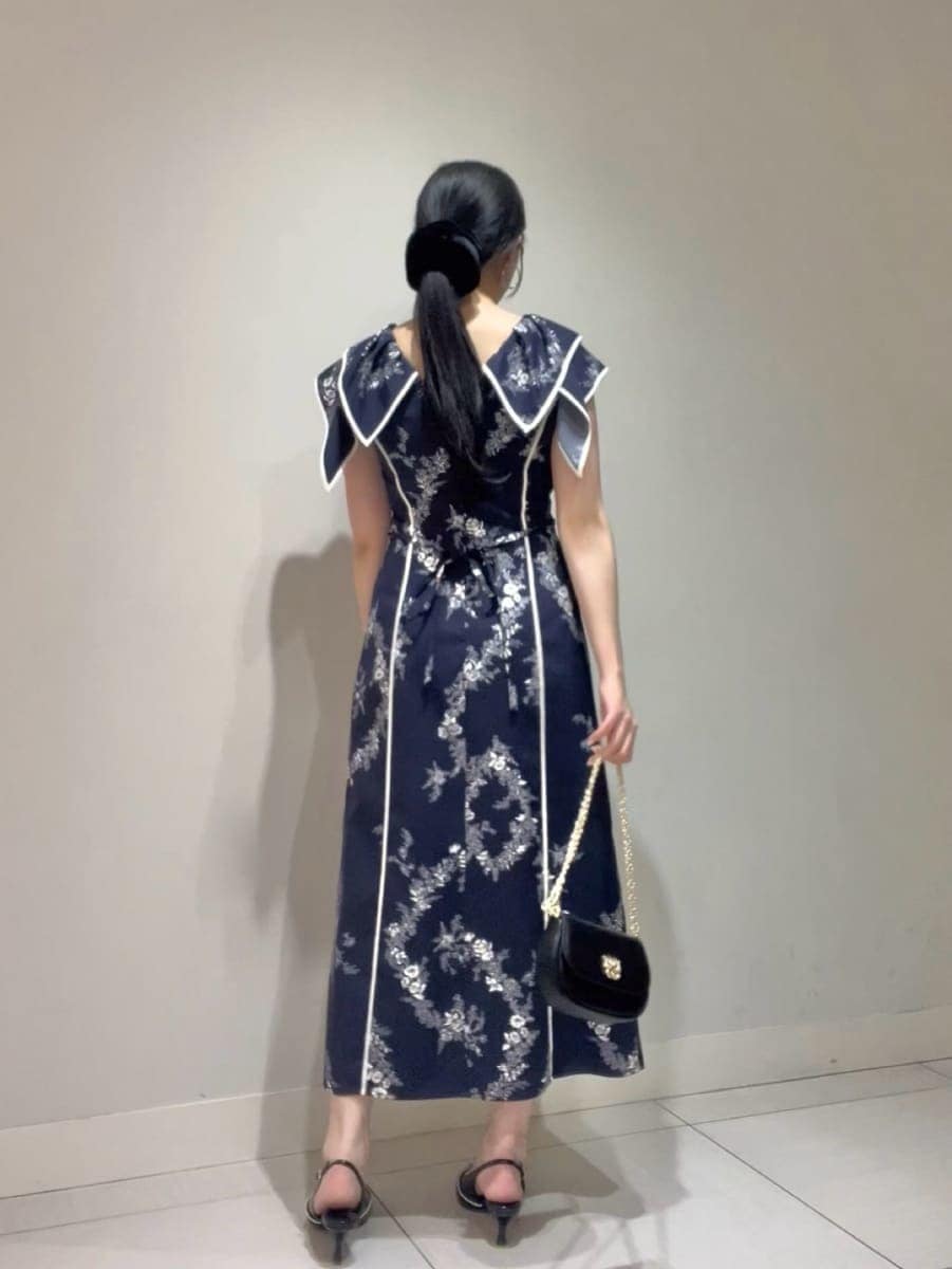 ブルー系のワンピース、ブラック系のパンプス、ブラック系のショルダーバッグを着用したレディースの春コーディネートの3枚目の写真