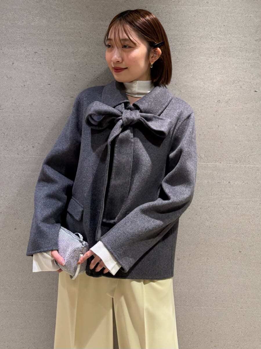 グレー系のテーラードジャケット、ホワイト系のニット/セーターを着用したレディースの秋コーディネートの9枚目の写真