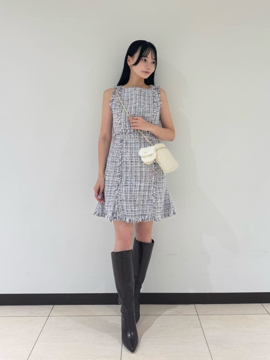 その他のワンピース、その他のノーカラージャケット、ブラウン系のブーツを着用したレディースの秋コーディネートの2枚目の写真