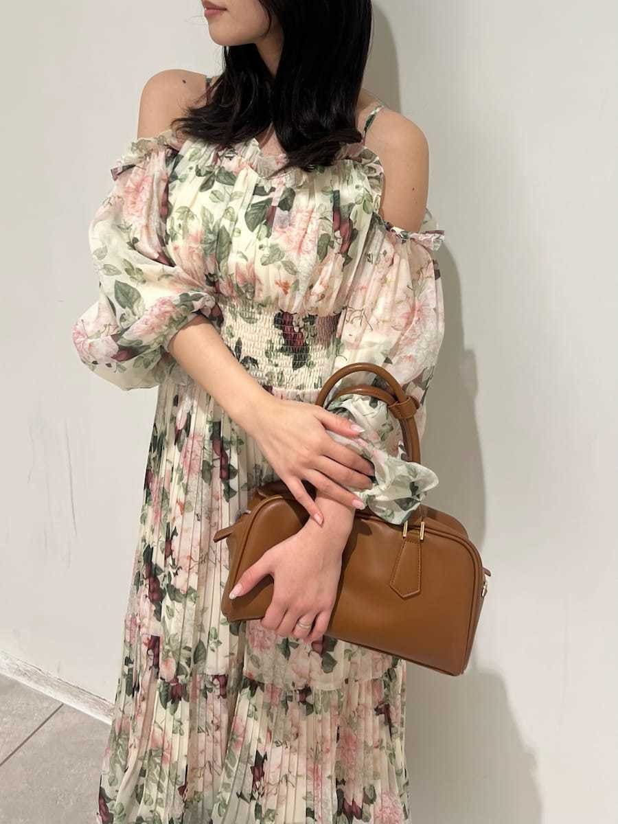 ピンク系のワンピース、イエロー系のボストンバッグを着用したレディースの冬コーディネートの4枚目の写真