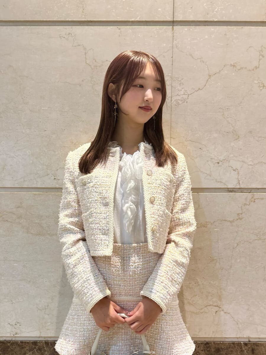 その他のノーカラージャケット、その他のスカート、ホワイト系のシャツ/ブラウスを着用したレディースの冬コーディネートの6枚目の写真