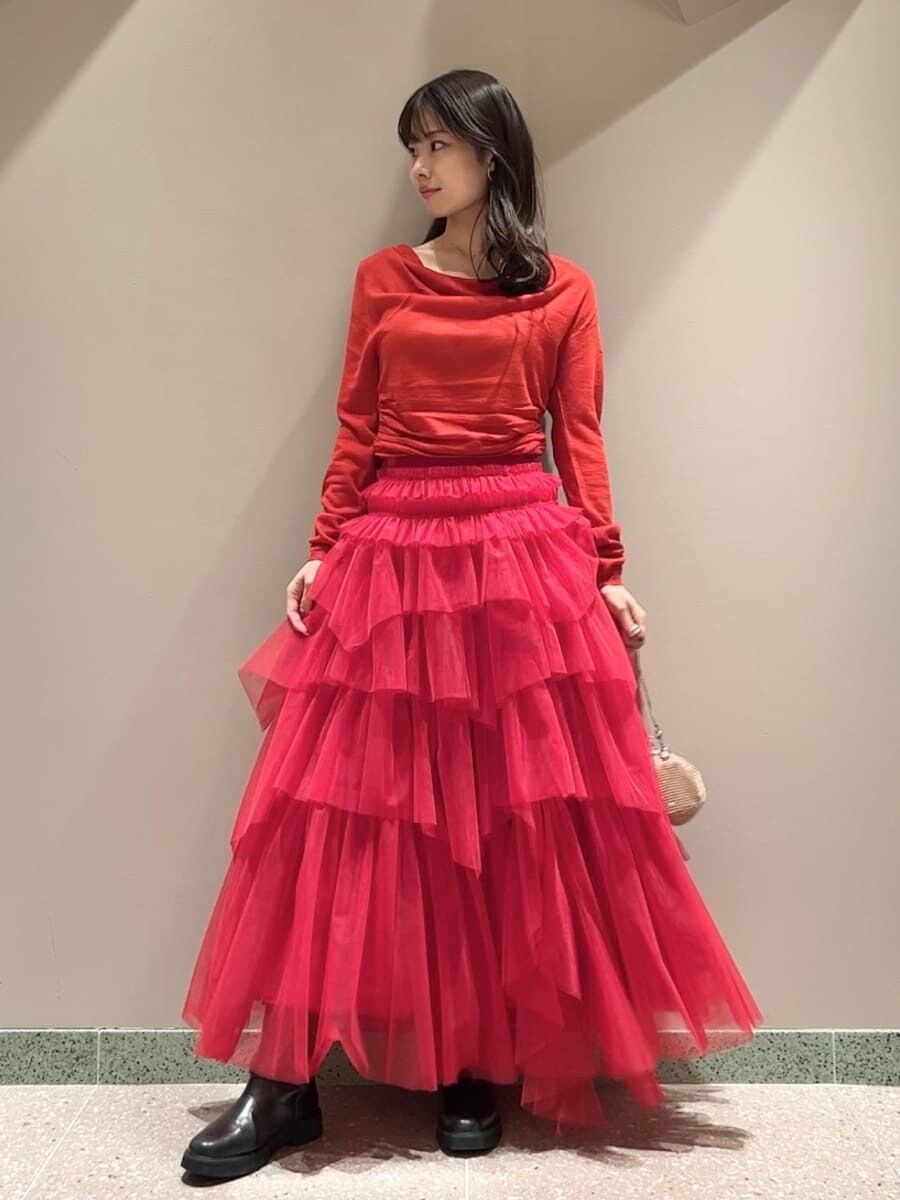 ブラック系のブーツ、レッド系のニット/セーターを着用したレディースの冬コーディネートの7枚目の写真