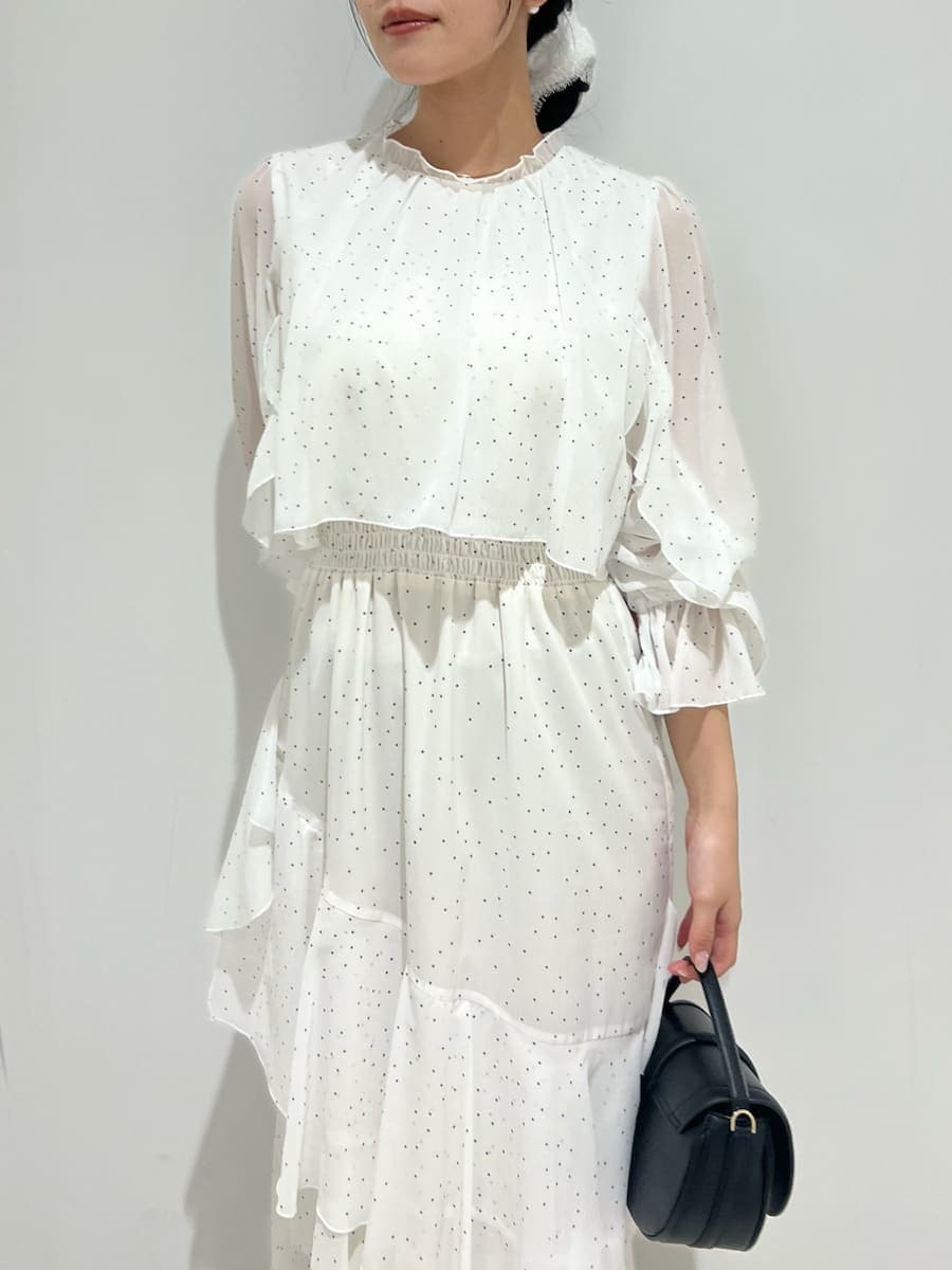 ブラック系のハンドバッグ、ブラック系のその他シューズ、その他のワンピースを着用したレディースの冬コーディネートの9枚目の写真