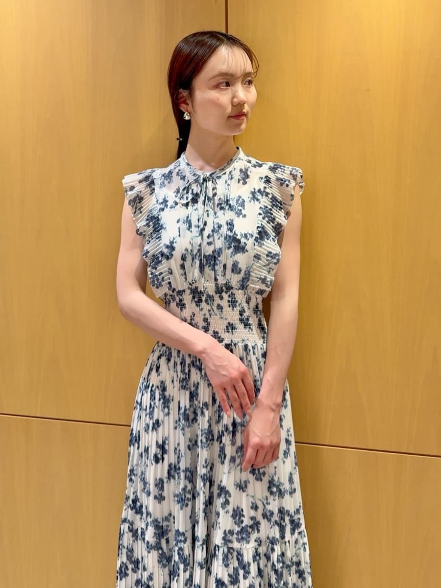 グレー系のブーツ、ブルー系のワンピース、グレー系のテーラードジャケットを着用したレディースの春コーディネートの7枚目の写真