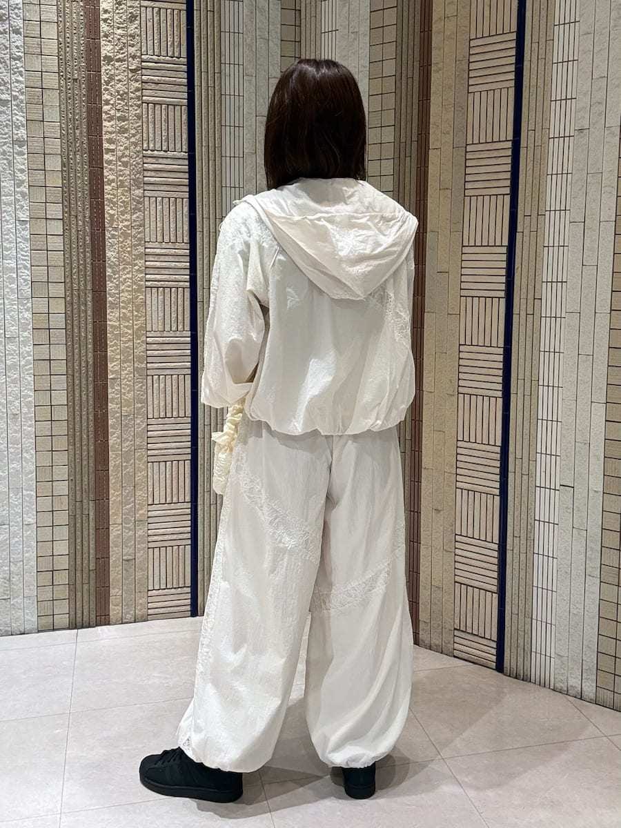 ホワイト系のブルゾン、ホワイト系のその他パンツ、その他のTシャツ/カットソーを着用したレディースの春コーディネートの4枚目の写真