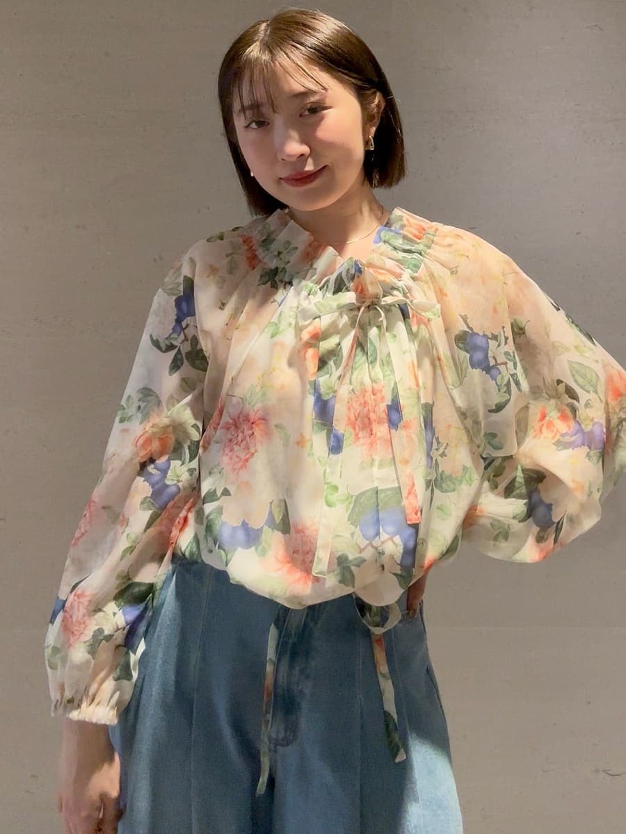 ブルー系のデニムパンツ、その他のシャツ/ブラウス、ホワイト系のショルダーバッグを着用したレディースの冬コーディネートの7枚目の写真