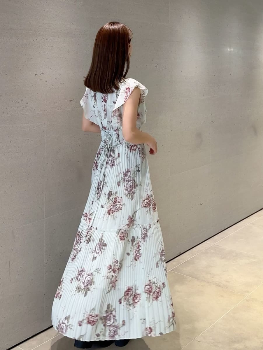 ホワイト系のブルゾン、グリーン系のワンピースを着用したレディースの春コーディネートの4枚目の写真