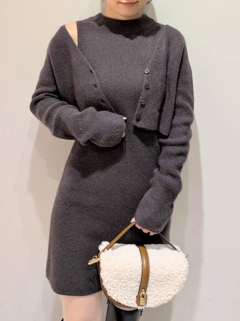 グレー系のワンピース、グレー系のカーディガン/ボレロ、イエロー系のハンドバッグを着用したレディースの秋コーディネートの6枚目の写真