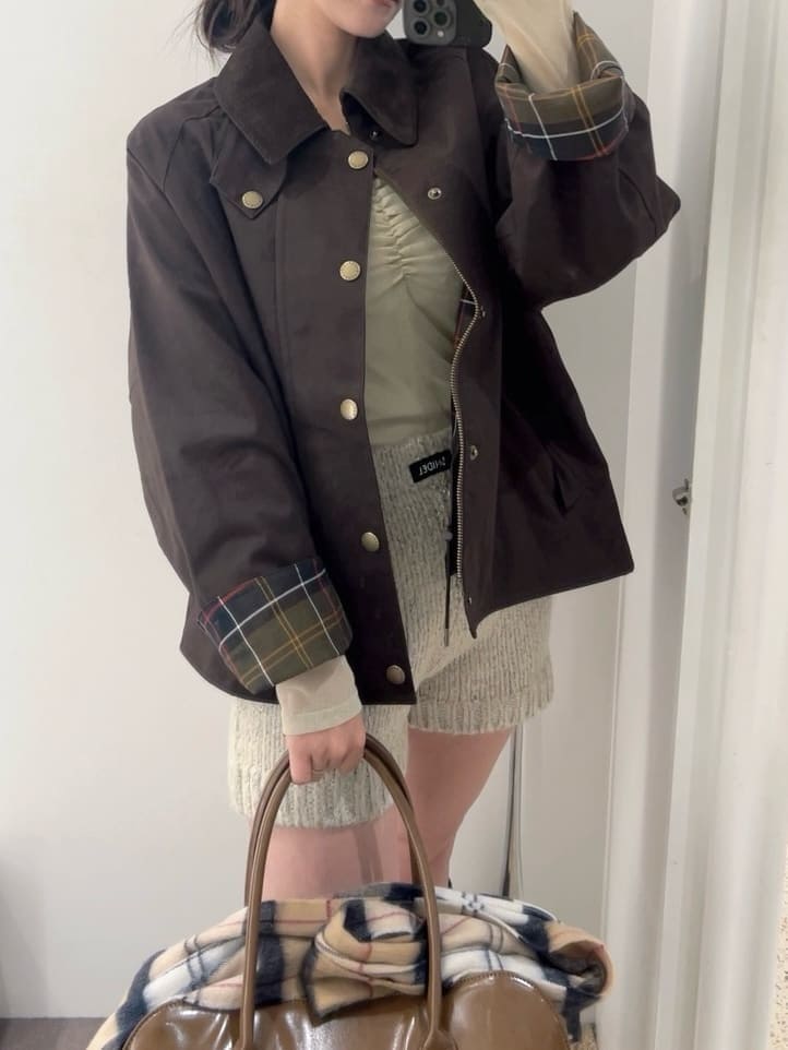 ブラウン系のブルゾン、ホワイト系のその他パンツ、ホワイト系のTシャツ/カットソーを着用したレディースの秋コーディネートの6枚目の写真