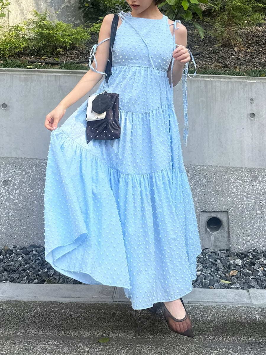 ブルー系のワンピース、その他のポーチを着用したレディースの春コーディネートの4枚目の写真