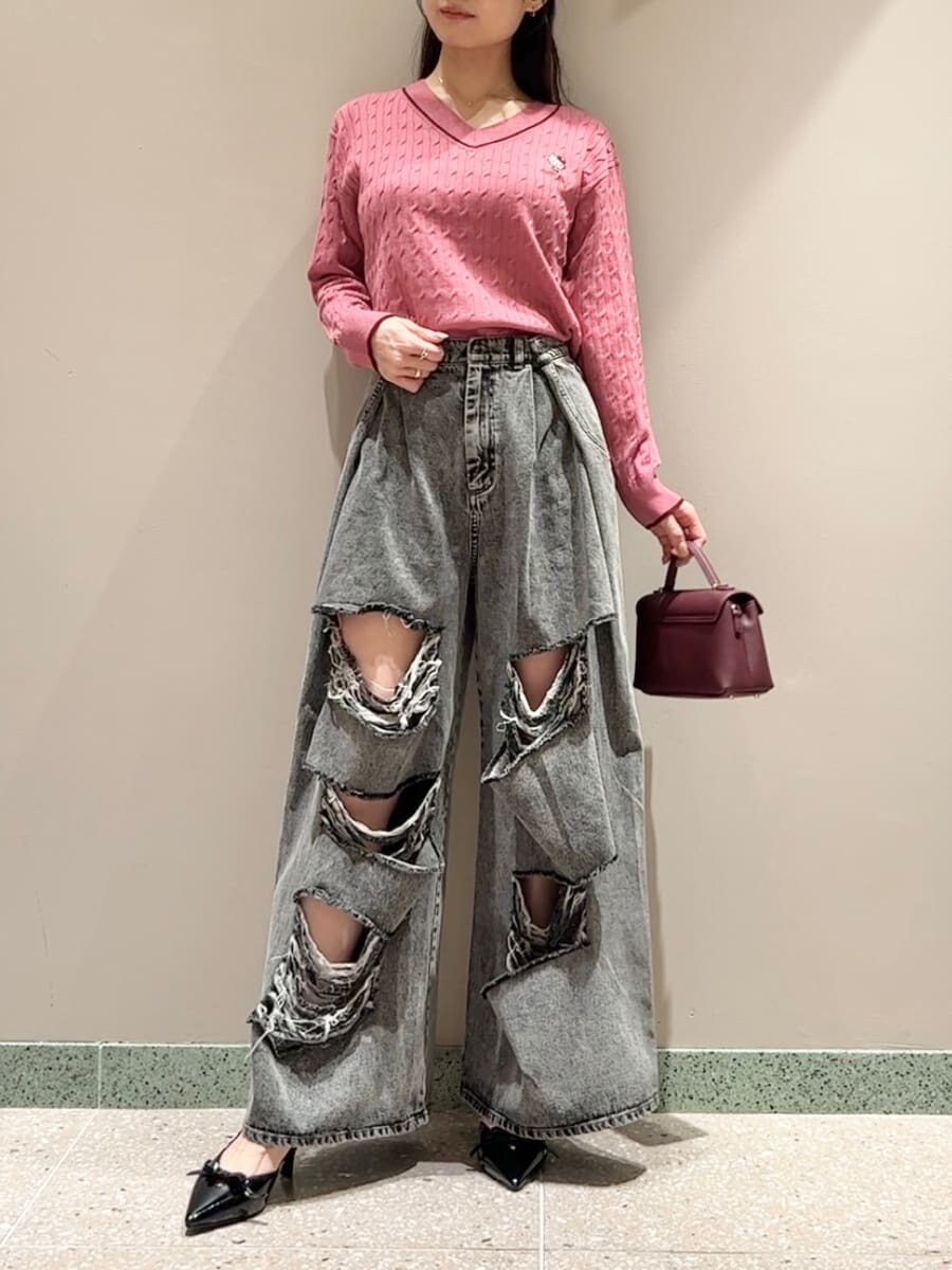 ピンク系のニット/セーター、グレー系のデニムパンツ、ブラウン系のショルダーバッグを着用したレディースの秋コーディネートの5枚目の写真