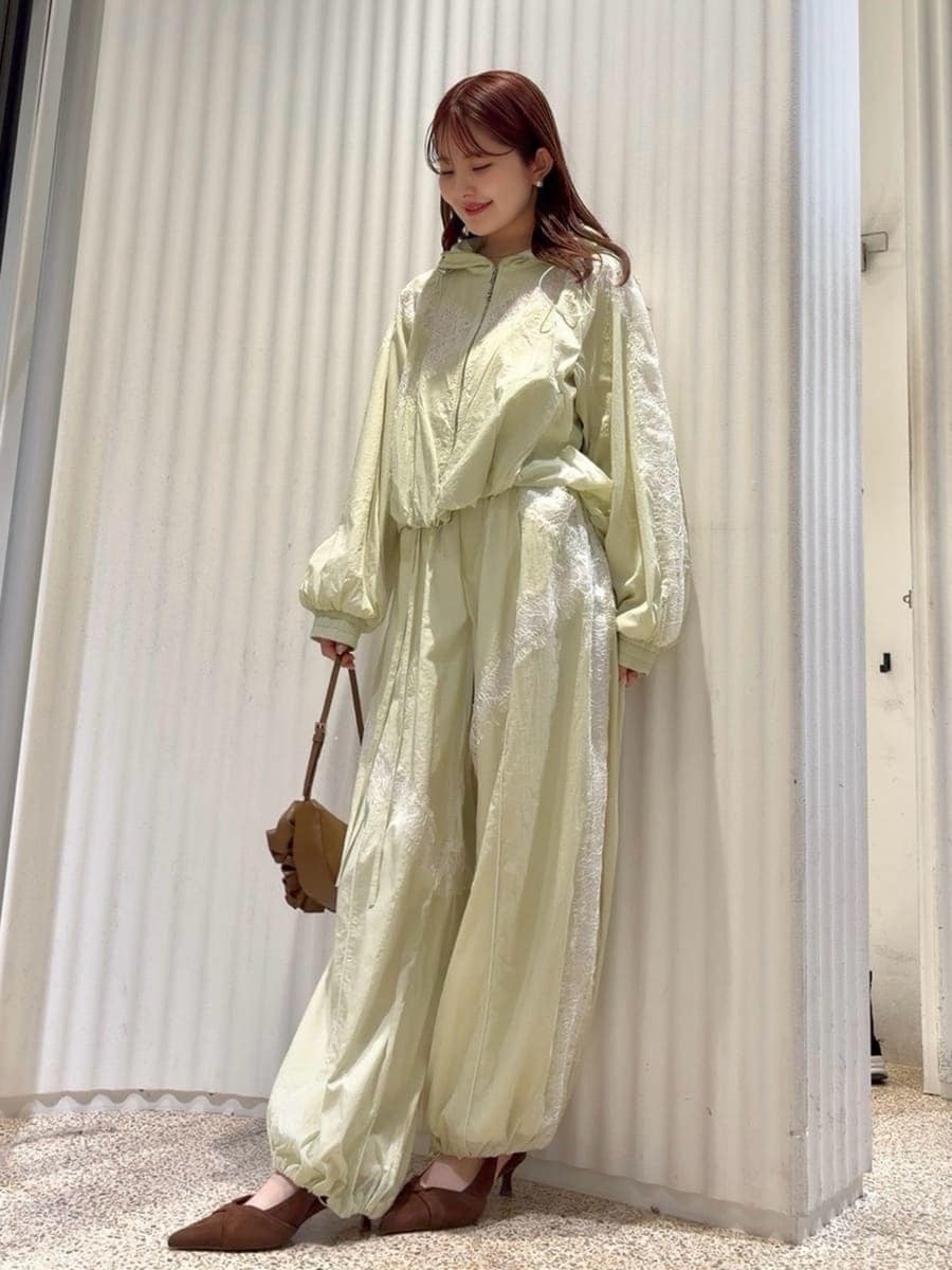 グリーン系のブルゾン、グリーン系のその他パンツ、ブラウン系のパンプスを着用したレディースの春コーディネートの7枚目の写真