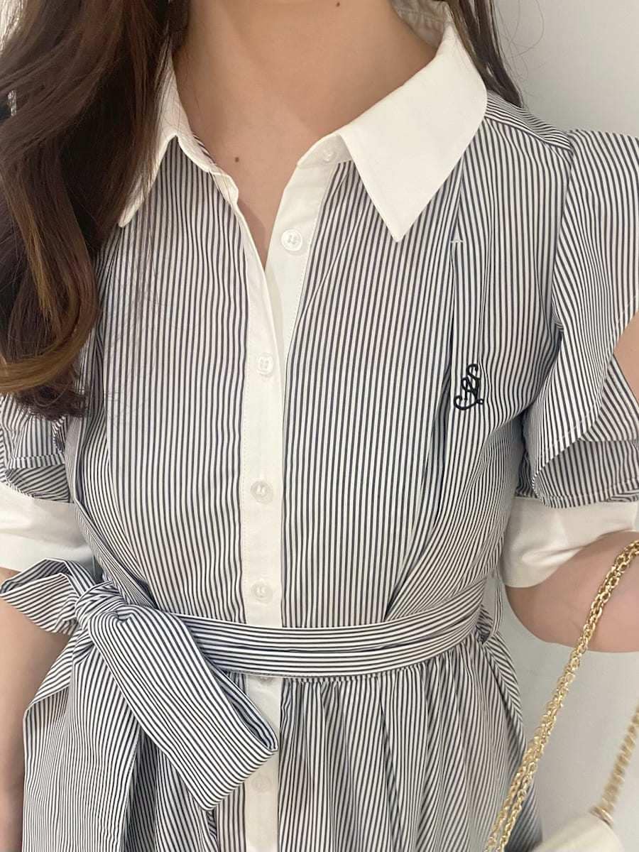 その他のワンピース、ブラウン系のパンプス、ホワイト系のショルダーバッグを着用したレディースの冬コーディネートの4枚目の写真