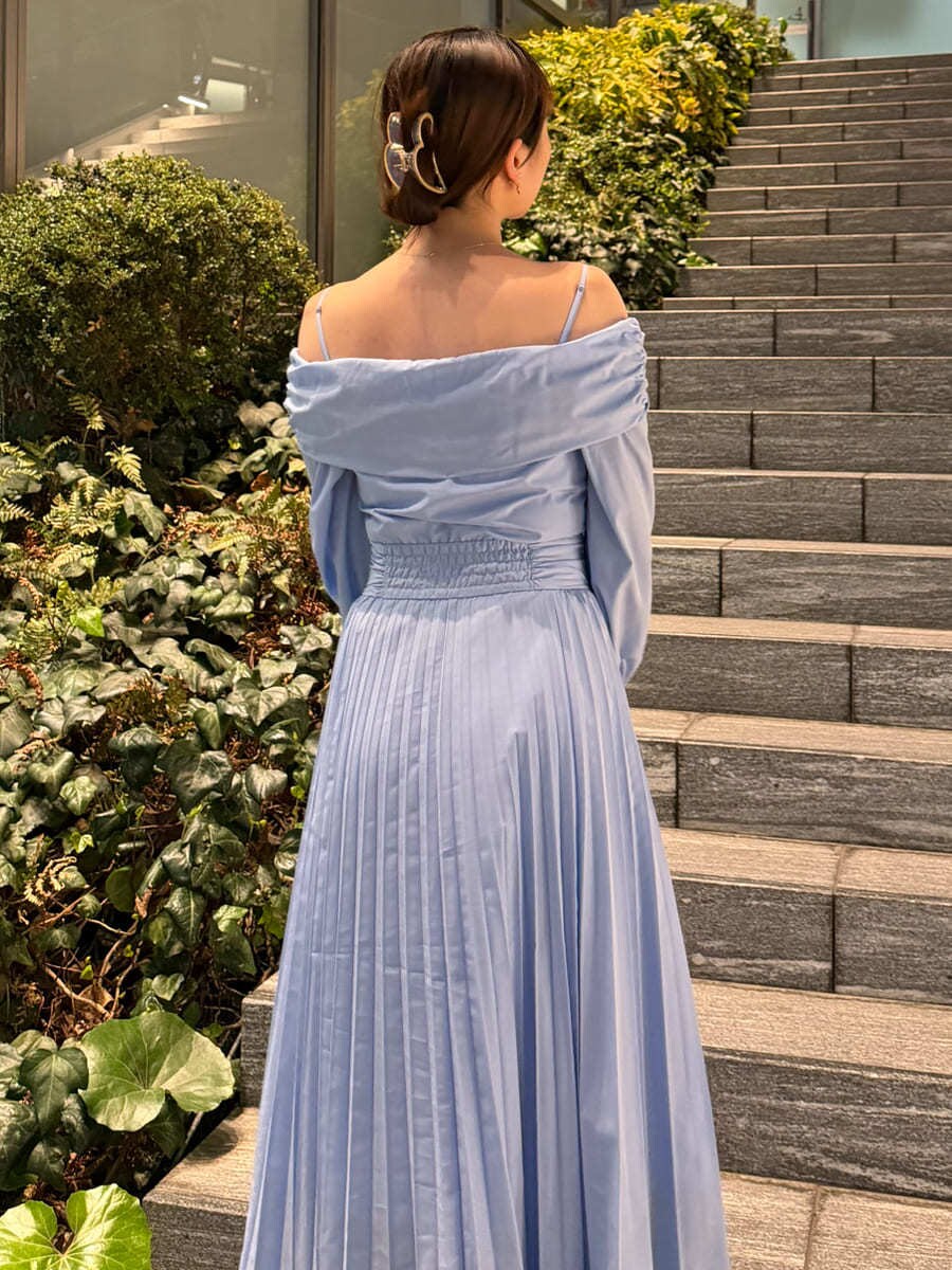 ブルー系のワンピース、ブラック系のショルダーバッグを着用したレディースの春コーディネートの6枚目の写真