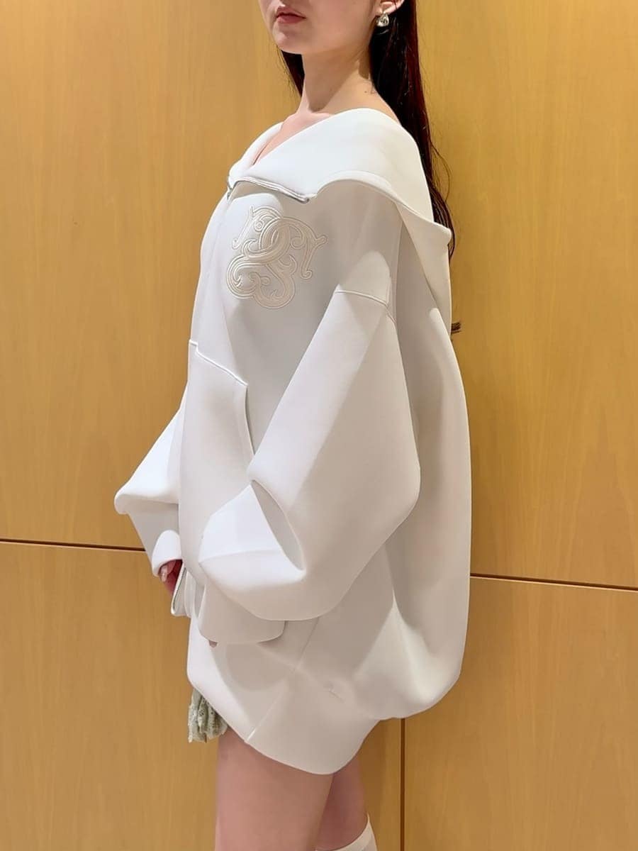 グリーン系のその他パンツ、ホワイト系のショルダーバッグ、その他のスニーカーを着用したレディースの春コーディネートの6枚目の写真