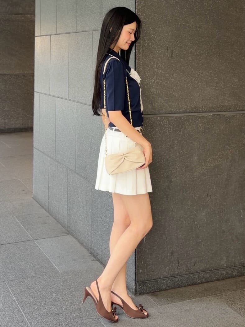 ホワイト系のその他パンツ、ブルー系のニット/セーターを着用したレディースの夏コーディネートの6枚目の写真