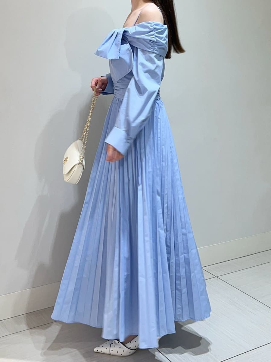 ブルー系のワンピース、その他のパンプス、ホワイト系のショルダーバッグを着用したレディースの春コーディネートの4枚目の写真