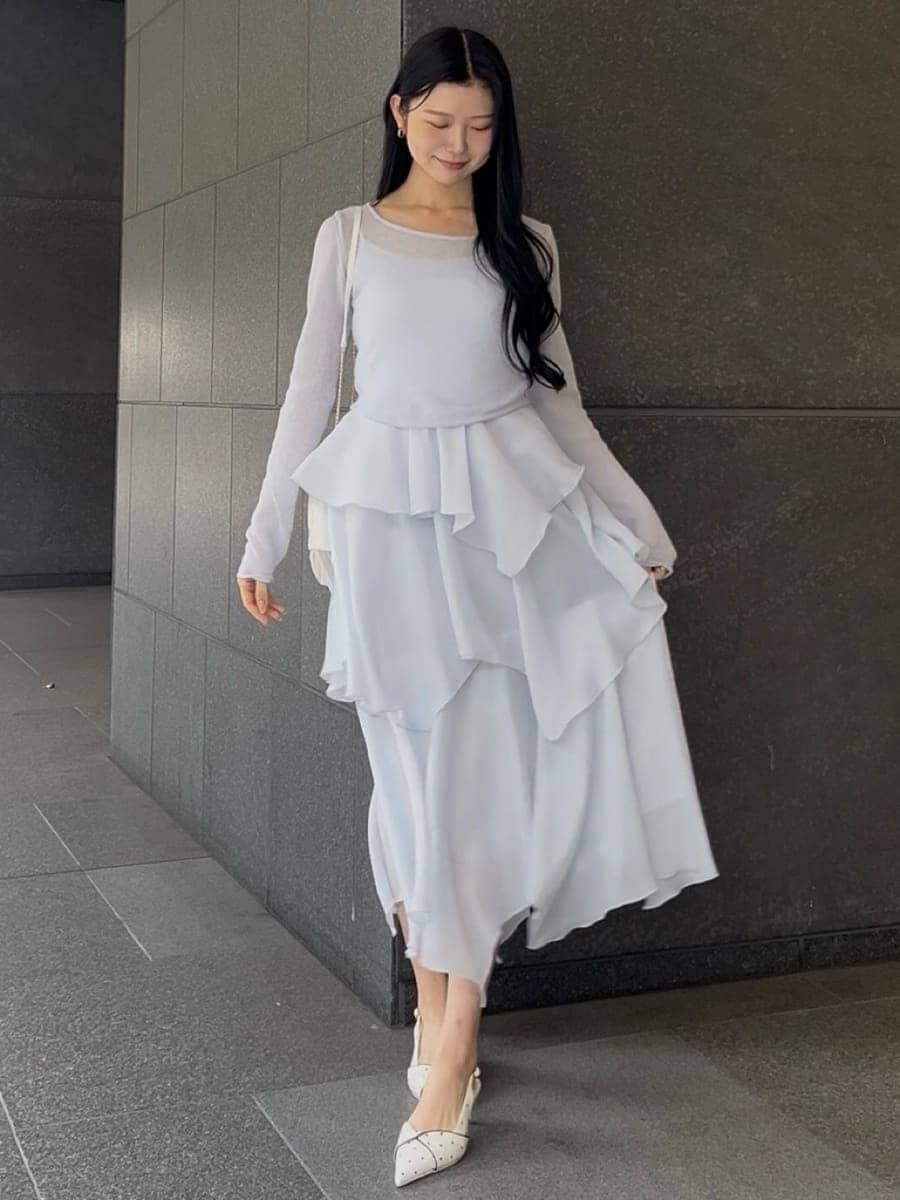 ブルー系のワンピース、その他のパンプス、ホワイト系のショルダーバッグを着用したレディースの冬コーディネートの2枚目の写真