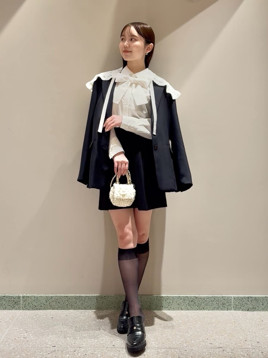 ブルー系のテーラードジャケット、ホワイト系のシャツ/ブラウス、ブルー系のその他パンツを着用したレディースの秋コーディネートの2枚目の写真