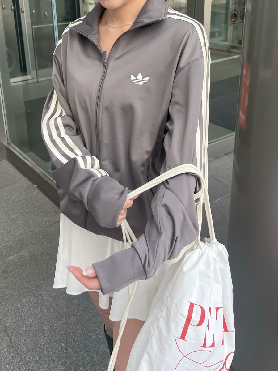 ホワイト系のその他パンツ、ホワイト系のバックパック/リュックを着用したレディースの冬コーディネートの6枚目の写真