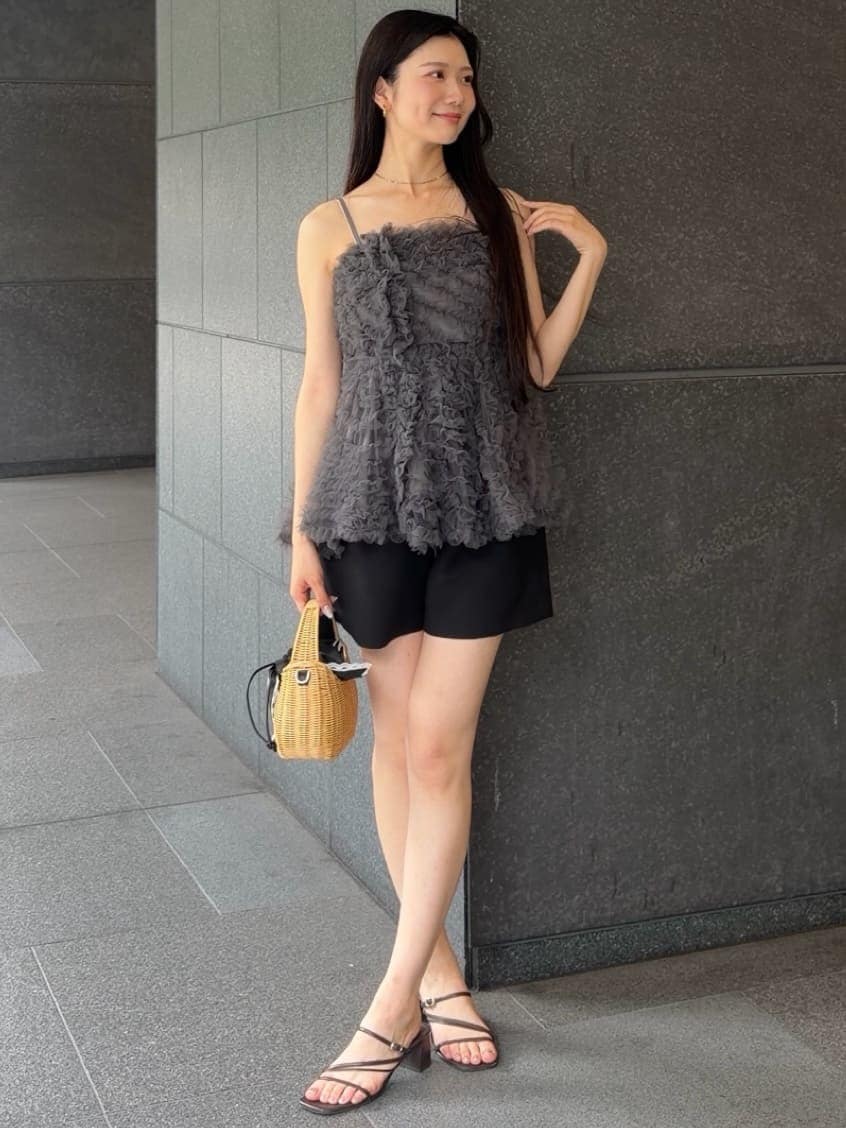 ブラック系のかごバッグ、ブラック系のその他パンツ、ブラウン系のサンダルを着用したレディースの夏コーディネートの2枚目の写真