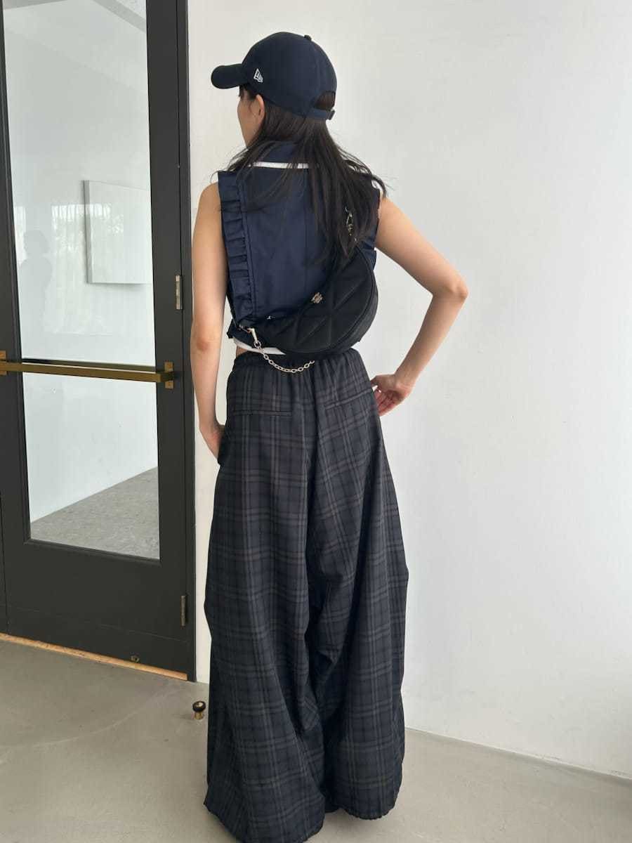 ブルー系のシャツ/ブラウス、ブルー系のその他パンツ、ブラック系のショルダーバッグを着用したレディースの夏コーディネートの5枚目の写真