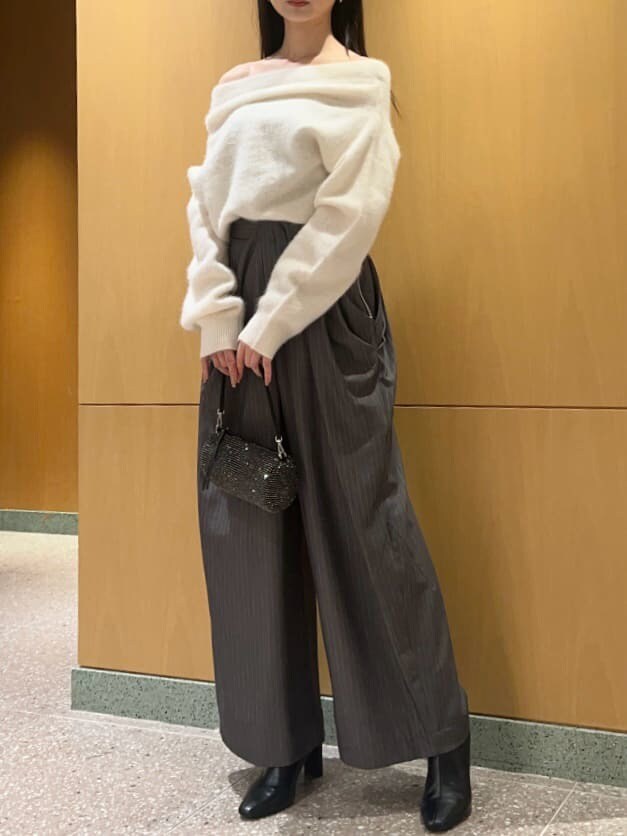 ブラック系のブーツ、グレー系のニット/セーター、グレー系のその他パンツを着用したレディースの秋コーディネートの3枚目の写真