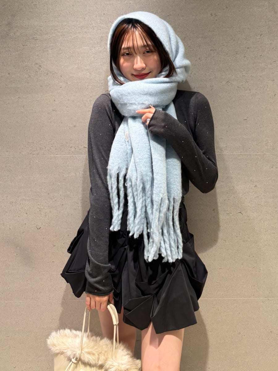 ブラック系のブーツ、ブルー系のチェスターコート、ブラック系のその他パンツを着用したレディースの冬コーディネートの4枚目の写真