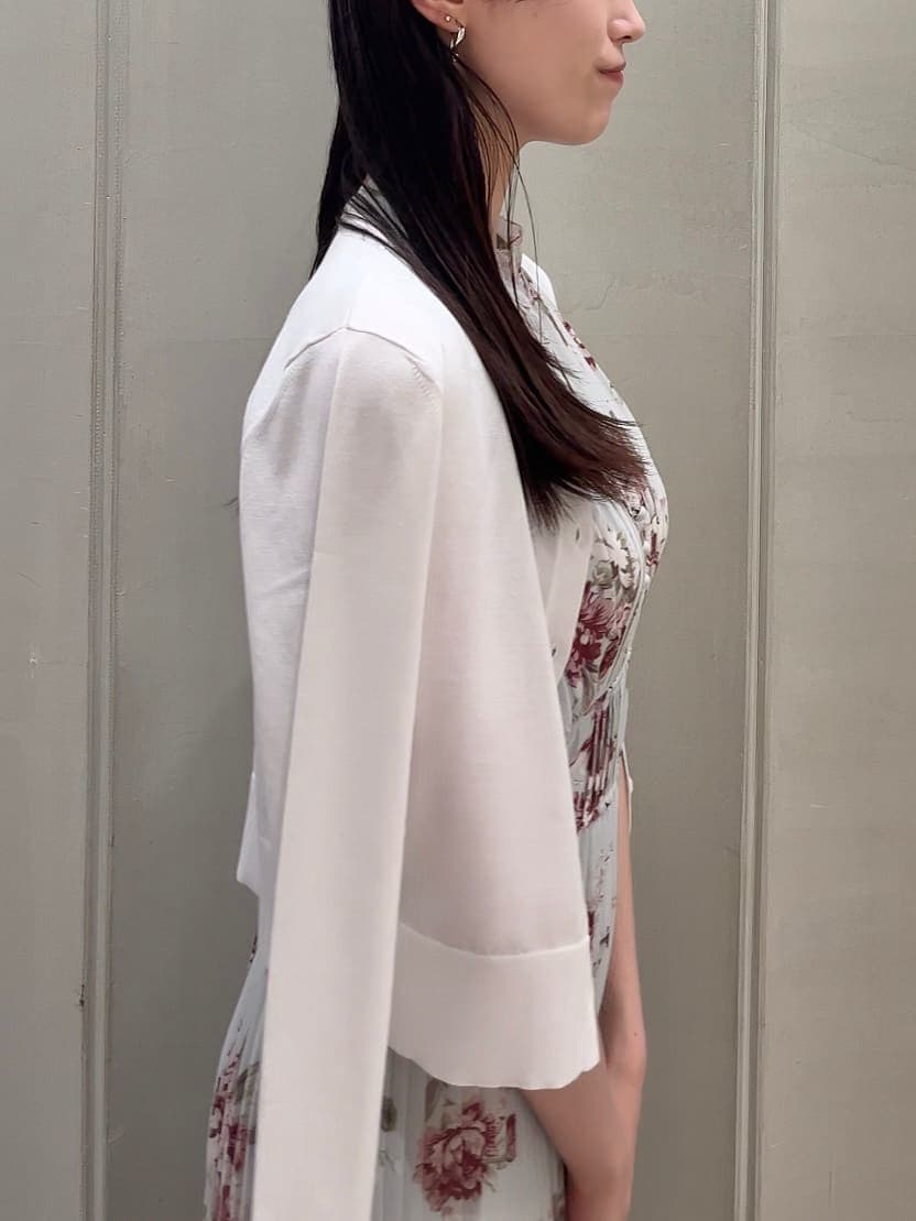 グリーン系のワンピース、ホワイト系のカーディガン/ボレロ、ホワイト系のショルダーバッグを着用したレディースの春コーディネートの3枚目の写真