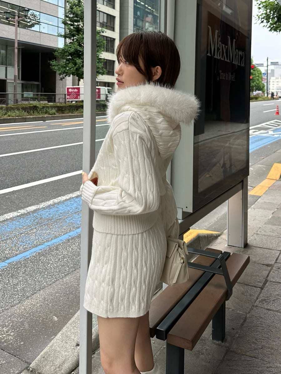 ホワイト系のボストンバッグ、ホワイト系のその他パンツ、ホワイト系のニット/セーターを着用したレディースの夏コーディネートの5枚目の写真