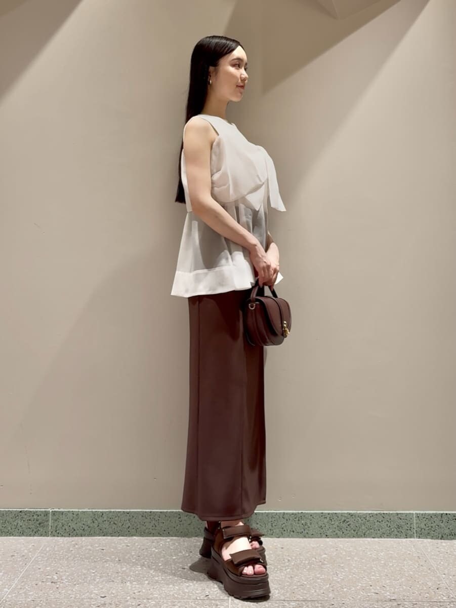 ホワイト系のTシャツ/カットソー、ブラウン系のスカート、ブラウン系のハンドバッグを着用したレディースの夏コーディネートの2枚目の写真