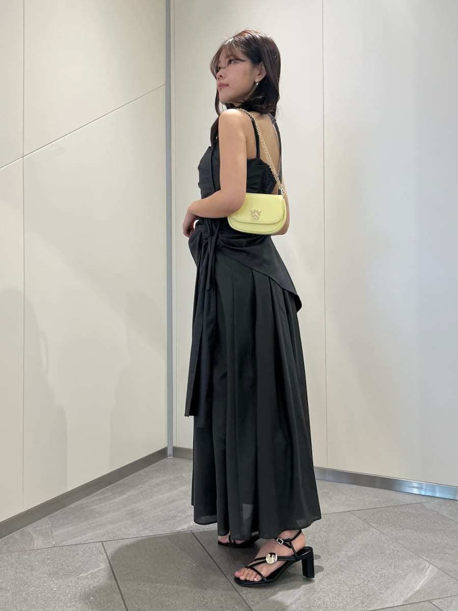 グレー系のワンピース、イエロー系のショルダーバッグを着用したレディースの春コーディネートの2枚目の写真