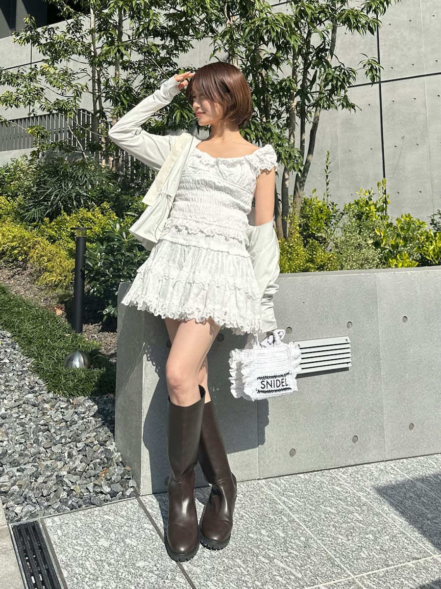 ホワイト系のその他パンツ、ホワイト系のシャツ/ブラウス、ホワイト系のショルダーバッグを着用したレディースの春コーディネートの9枚目の写真