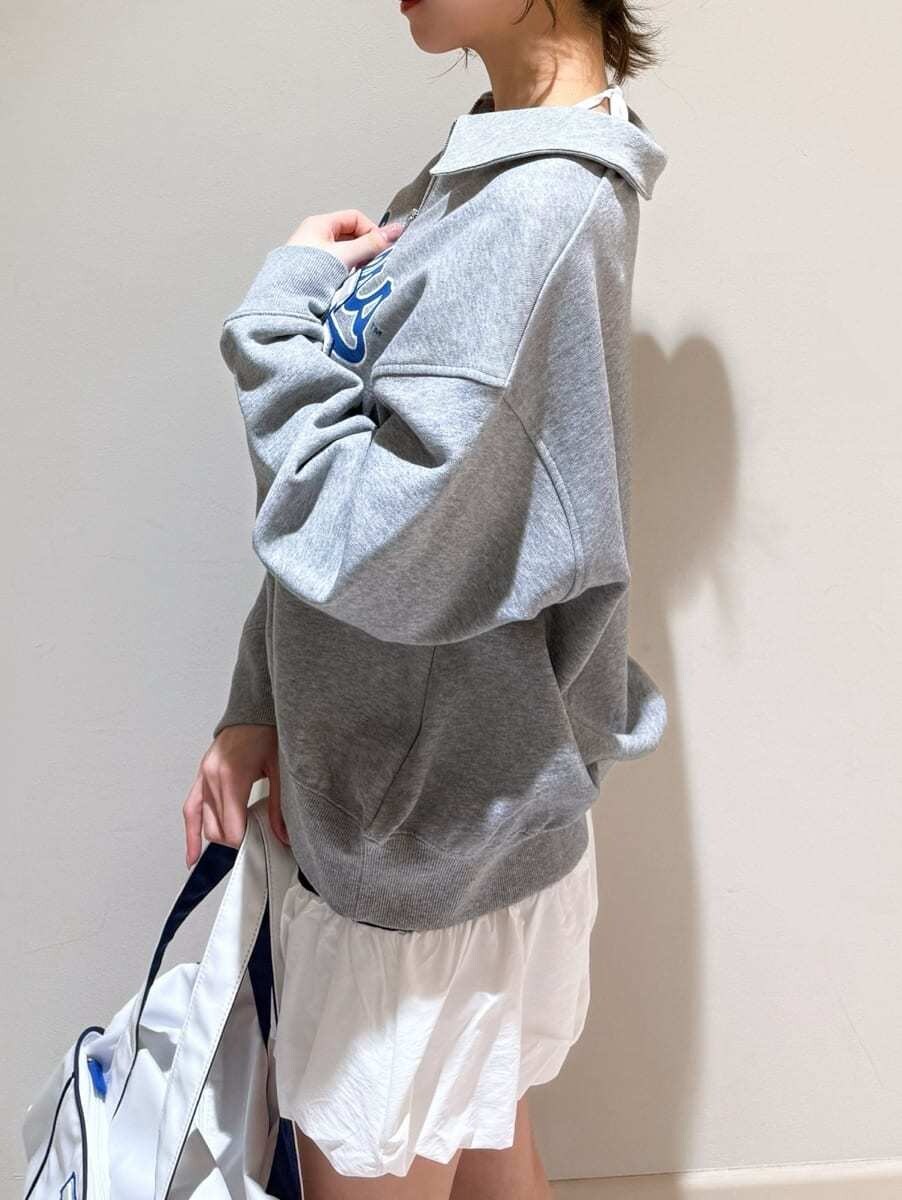 ブルー系のワンピース、グレー系のスウェットを着用したレディースの春コーディネートの4枚目の写真