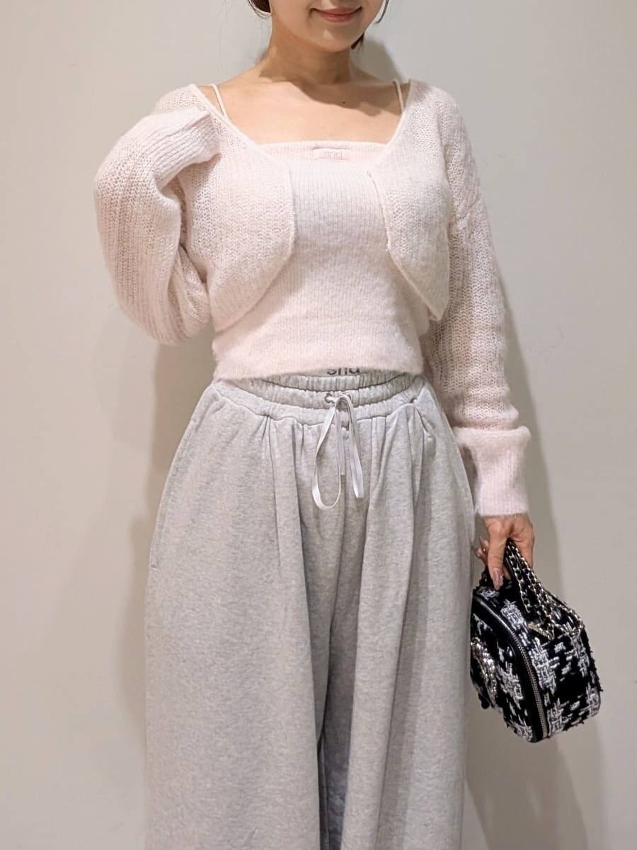 グレー系のその他パンツ、ピンク系のカーディガン/ボレロ、ブラック系のサンダルを着用したレディースの秋コーディネートの4枚目の写真