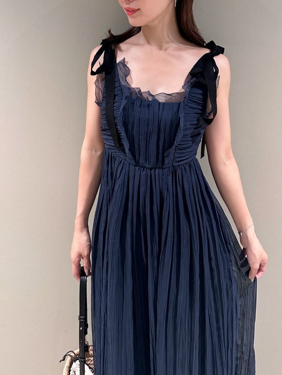 ブルー系のワンピース、その他のパンプス、ブラック系のかごバッグを着用したレディースの夏コーディネートの4枚目の写真