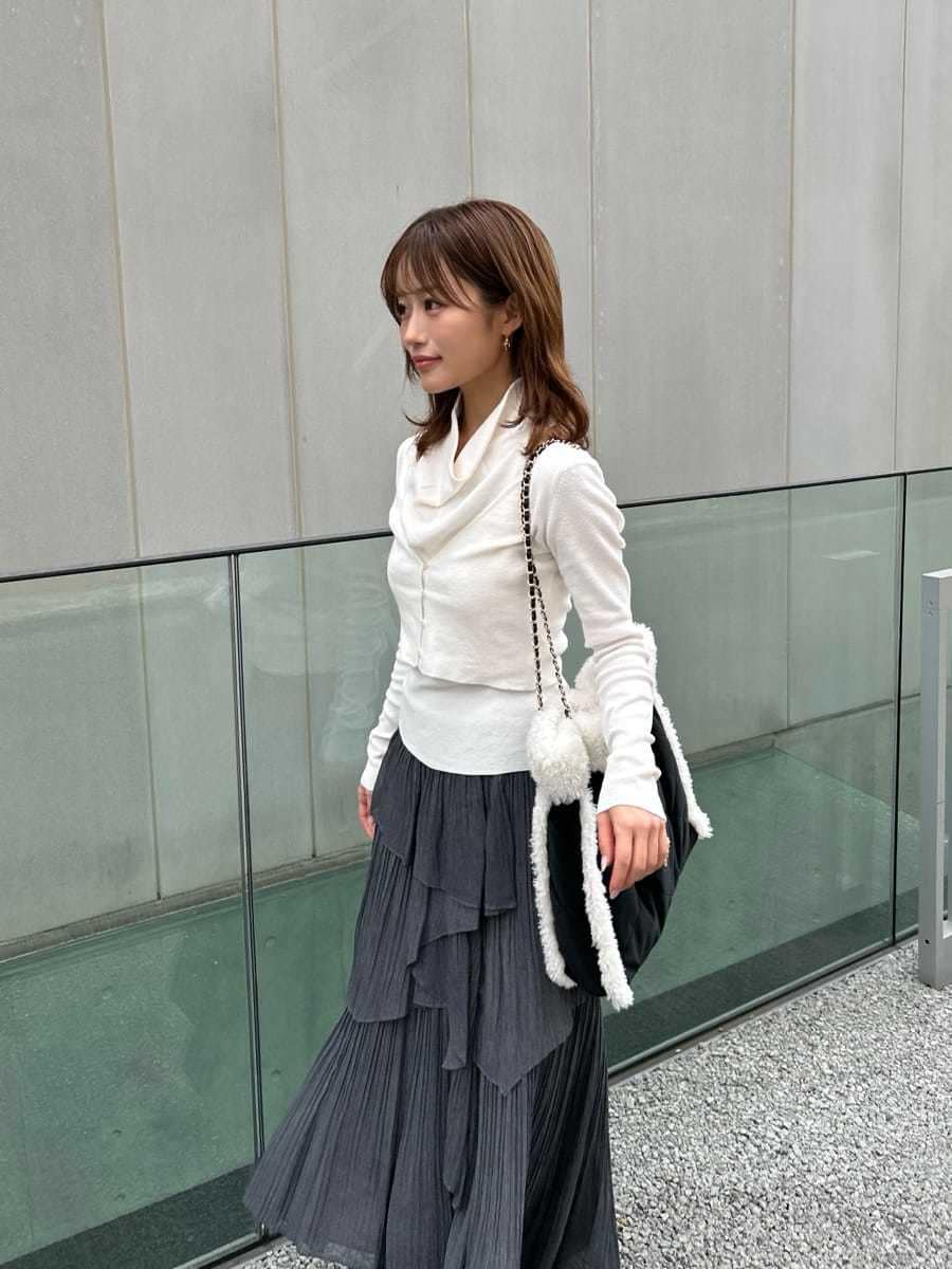 ホワイト系のニット/セーター、その他のスカート、ブラック系のブーツを着用したレディースの秋コーディネートの9枚目の写真
