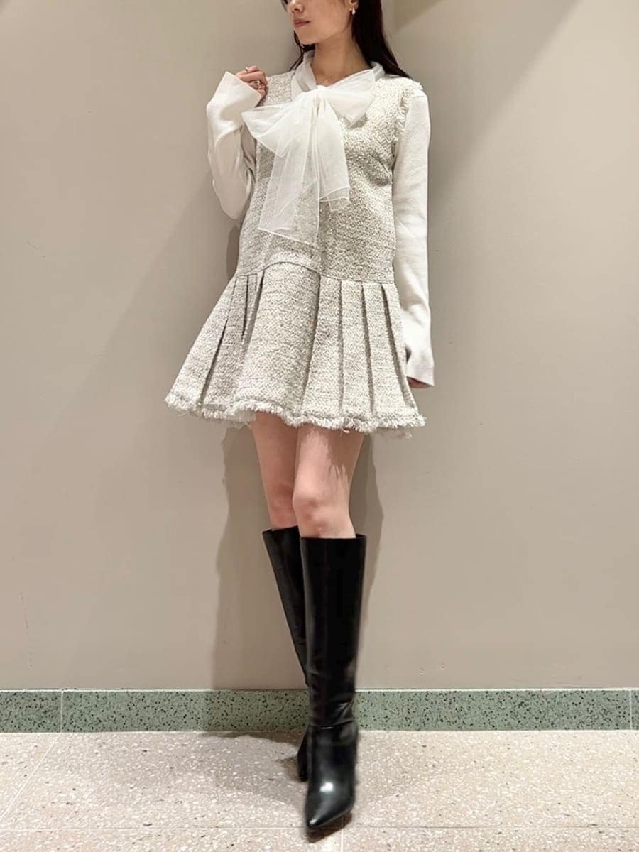 ホワイト系のニット/セーター、ブラック系のブーツ、ブラック系のダウンジャケット/コートを着用したレディースの冬コーディネートの6枚目の写真